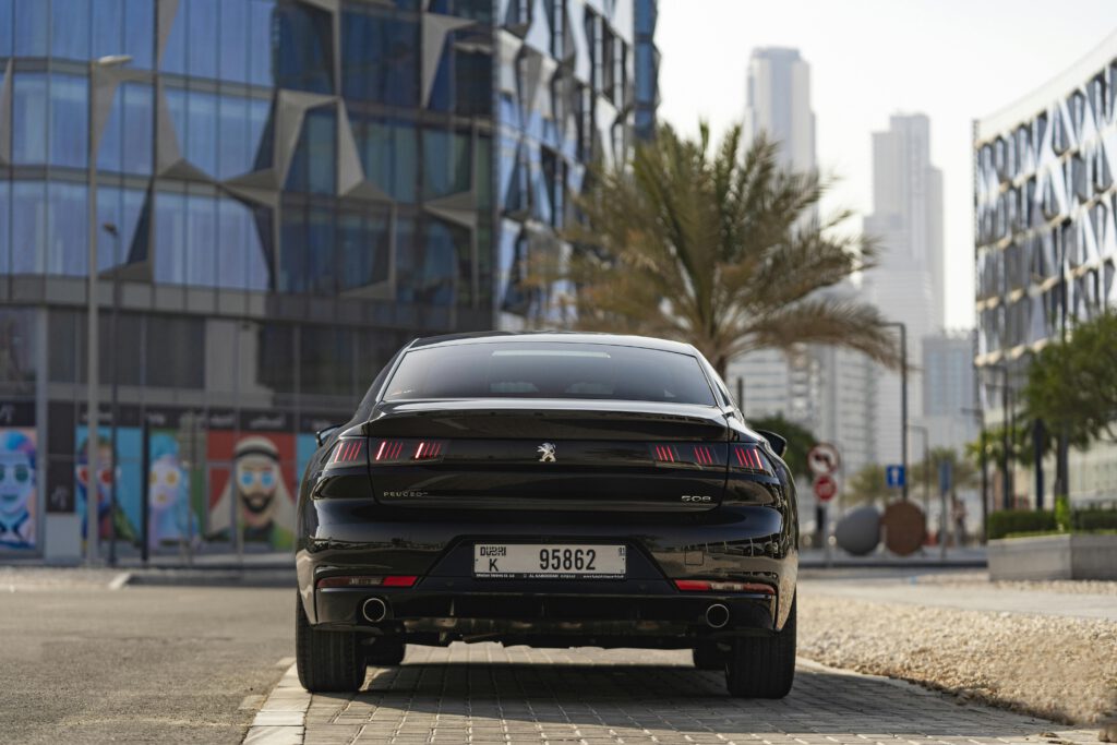 Peugeot e-408 GTL onthuld – elektrische fastback met sportieve luxe